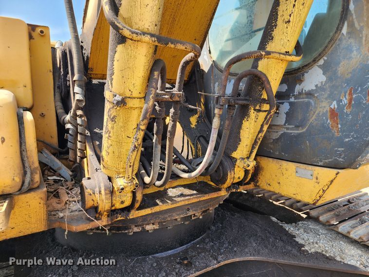 image for item LE9181 2003 John Deere 230C LC  excavator