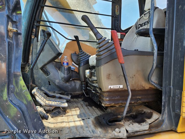 image for item LE9181 2003 John Deere 230C LC  excavator