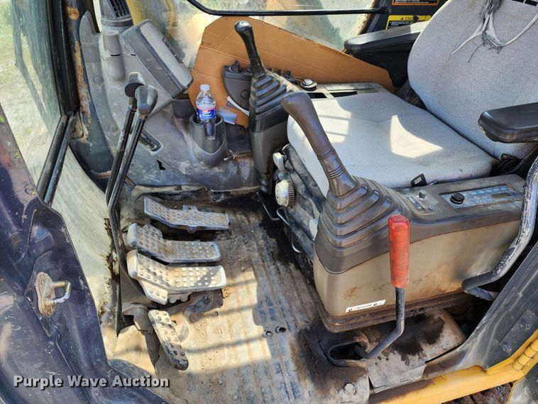 image for item LE9181 2003 John Deere 230C LC  excavator