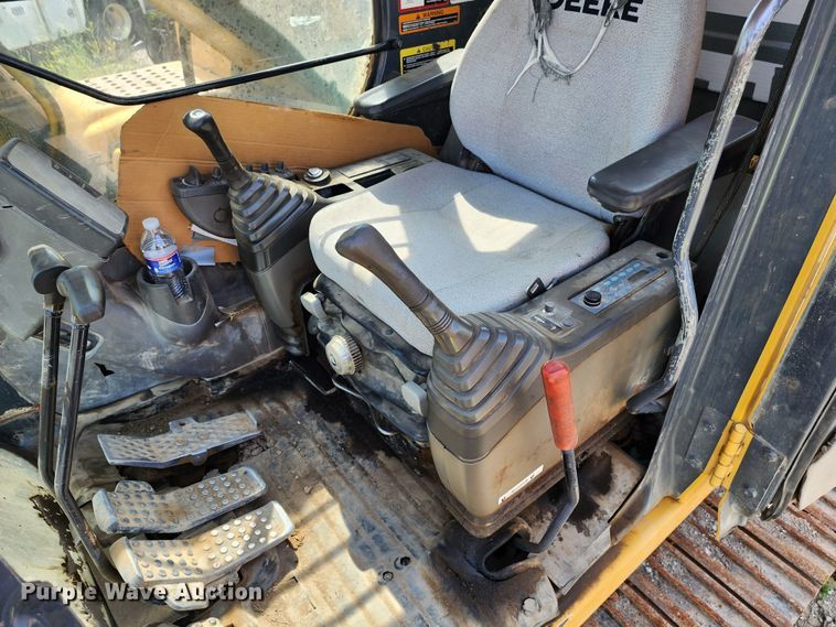 image for item LE9181 2003 John Deere 230C LC  excavator