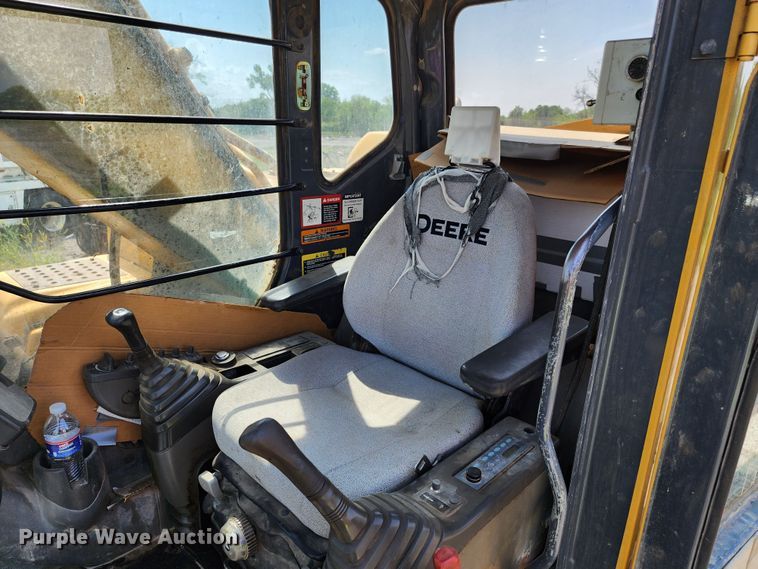 image for item LE9181 2003 John Deere 230C LC  excavator