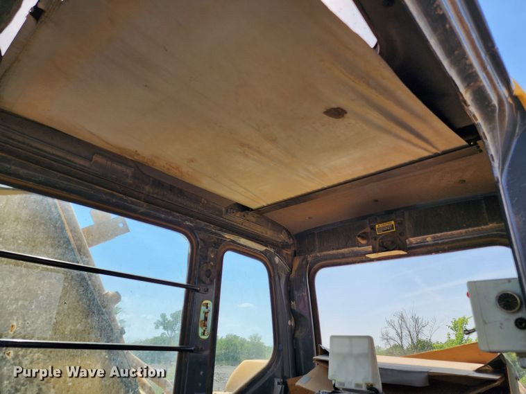 image for item LE9181 2003 John Deere 230C LC  excavator