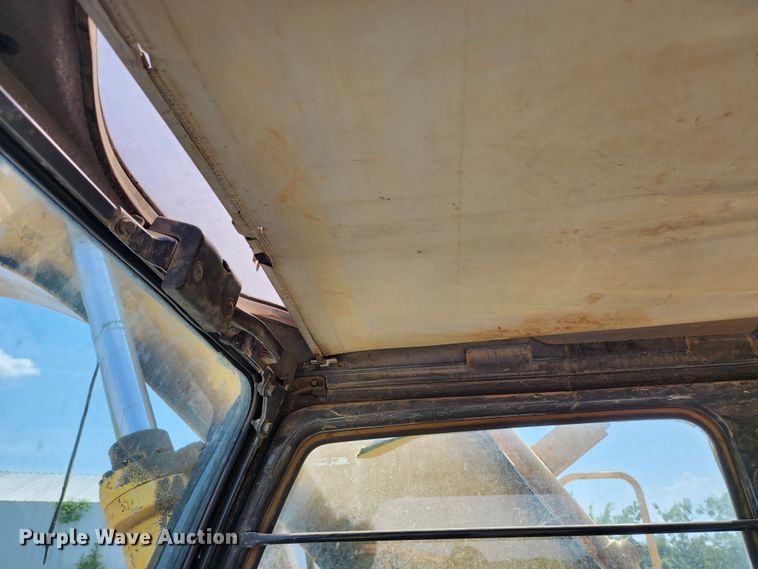 image for item LE9181 2003 John Deere 230C LC  excavator