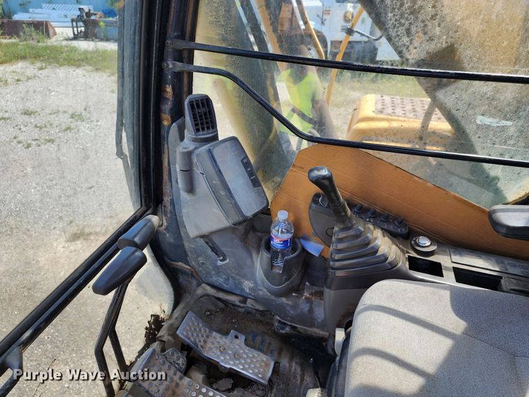 image for item LE9181 2003 John Deere 230C LC  excavator