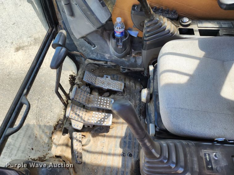 image for item LE9181 2003 John Deere 230C LC  excavator