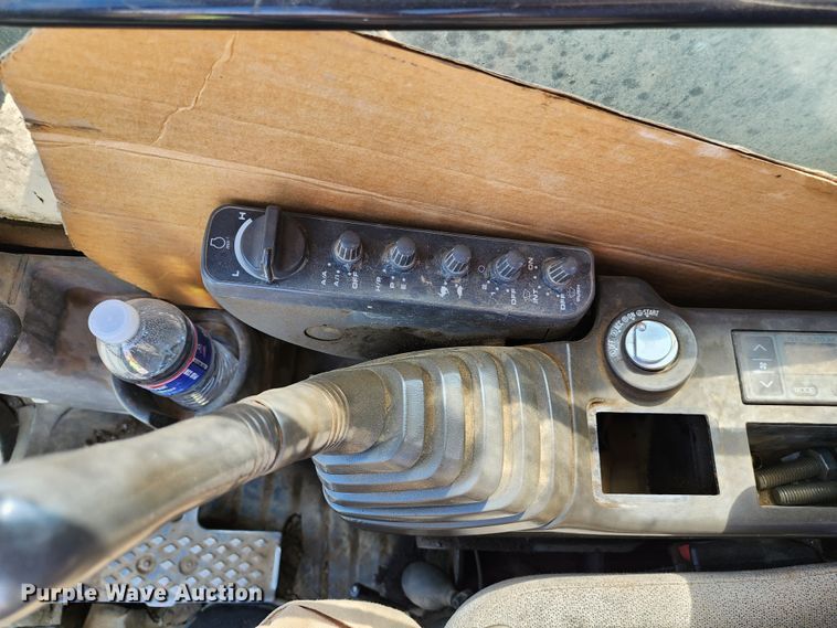 image for item LE9181 2003 John Deere 230C LC  excavator