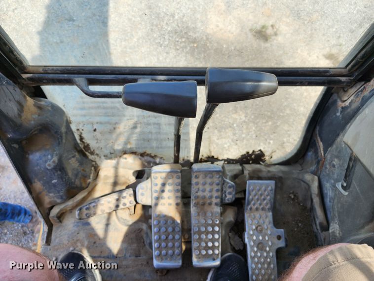 image for item LE9181 2003 John Deere 230C LC  excavator