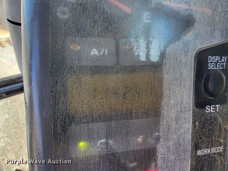 image for item LE9181 2003 John Deere 230C LC  excavator