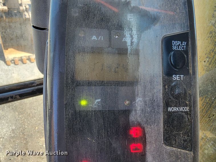 image for item LE9181 2003 John Deere 230C LC  excavator