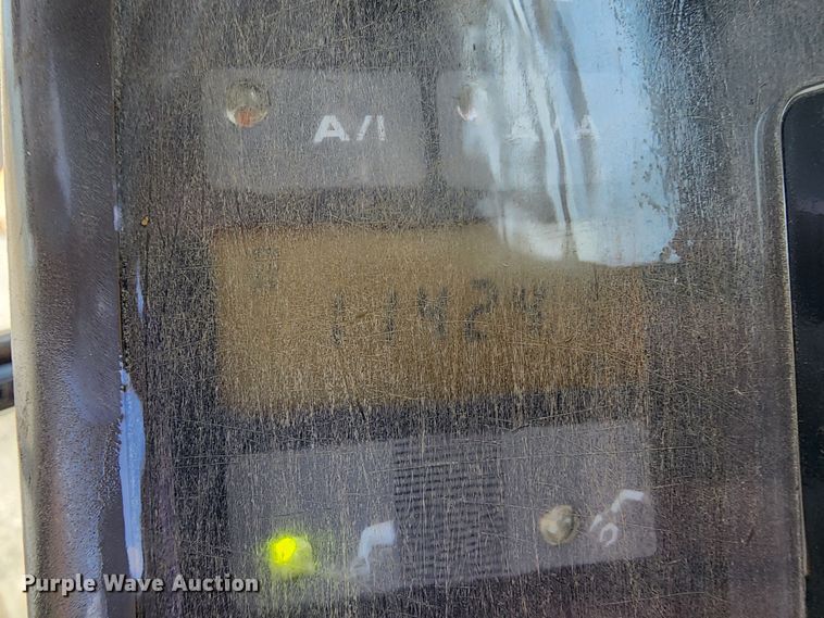 image for item LE9181 2003 John Deere 230C LC  excavator