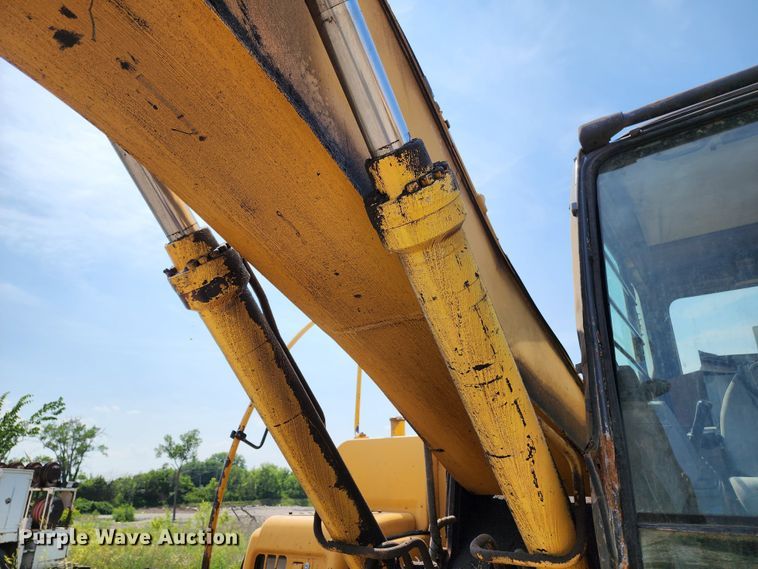 image for item LE9181 2003 John Deere 230C LC  excavator