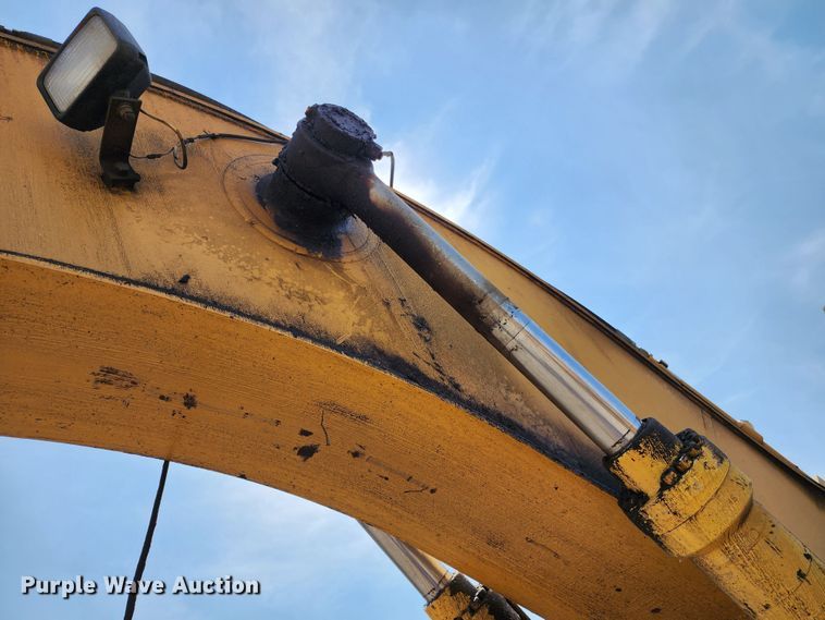 image for item LE9181 2003 John Deere 230C LC  excavator