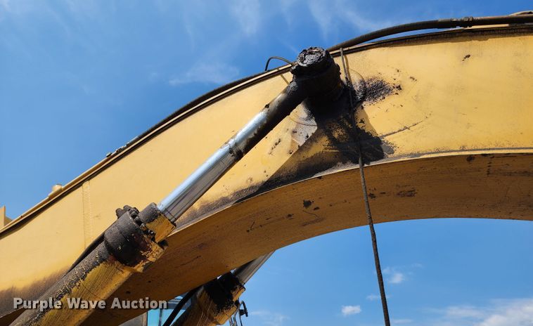 image for item LE9181 2003 John Deere 230C LC  excavator