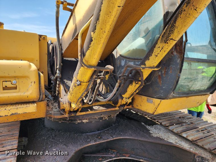 image for item LE9181 2003 John Deere 230C LC  excavator