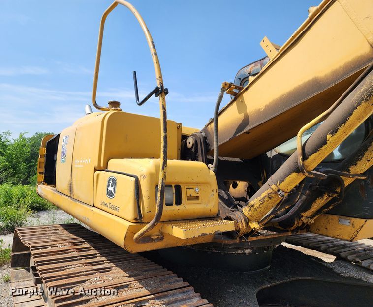 image for item LE9181 2003 John Deere 230C LC  excavator