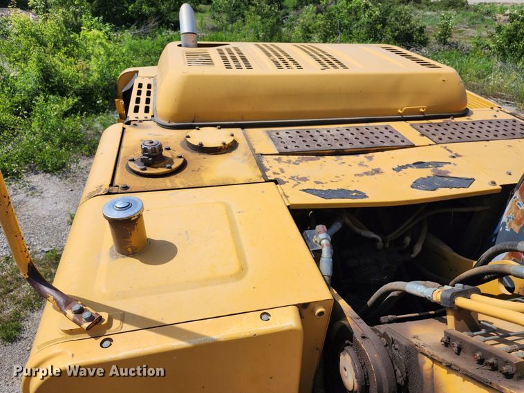 image for item LE9181 2003 John Deere 230C LC  excavator