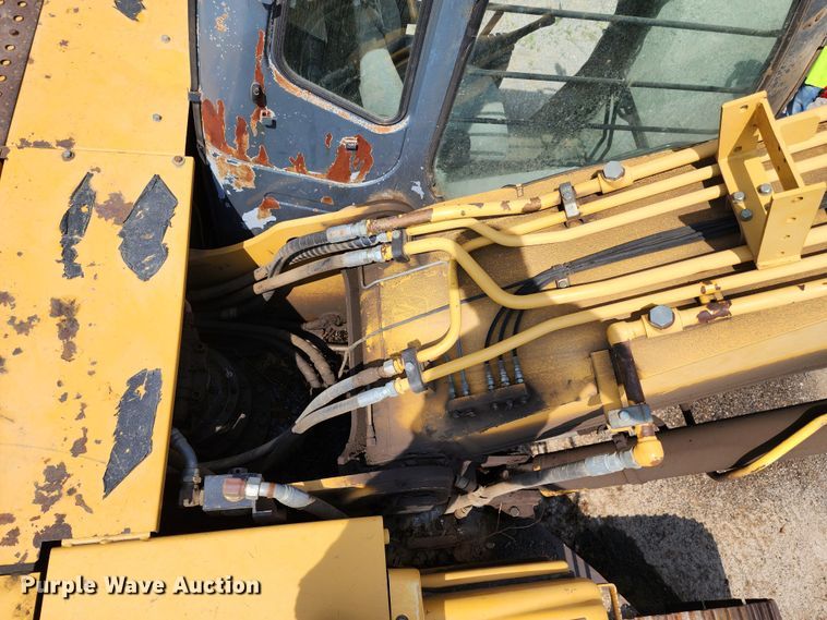 image for item LE9181 2003 John Deere 230C LC  excavator