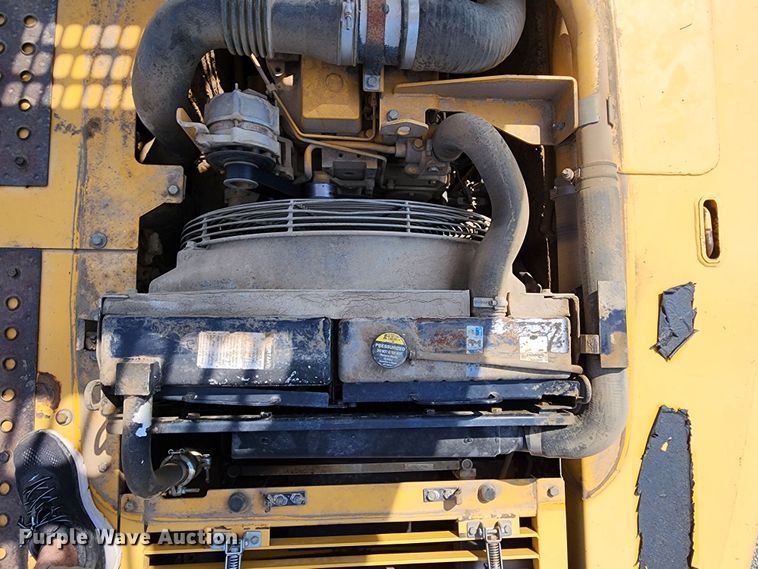 image for item LE9181 2003 John Deere 230C LC  excavator