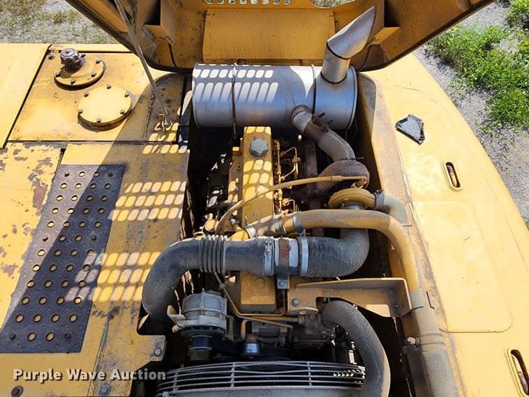 image for item LE9181 2003 John Deere 230C LC  excavator