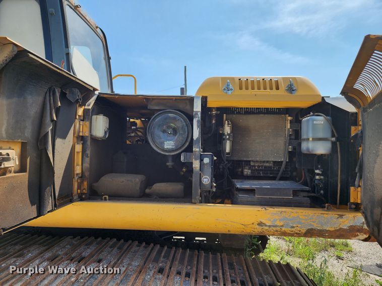 image for item LE9181 2003 John Deere 230C LC  excavator