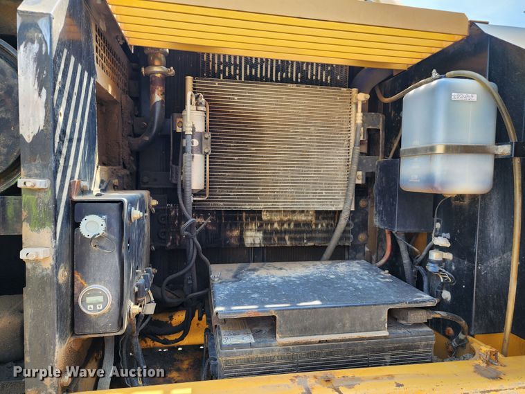 image for item LE9181 2003 John Deere 230C LC  excavator