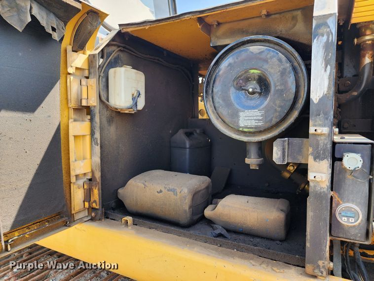 image for item LE9181 2003 John Deere 230C LC  excavator