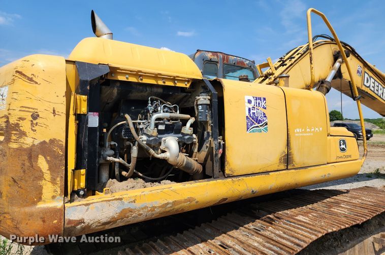 image for item LE9181 2003 John Deere 230C LC  excavator