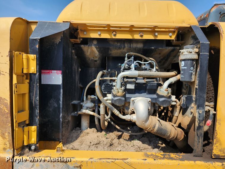 image for item LE9181 2003 John Deere 230C LC  excavator