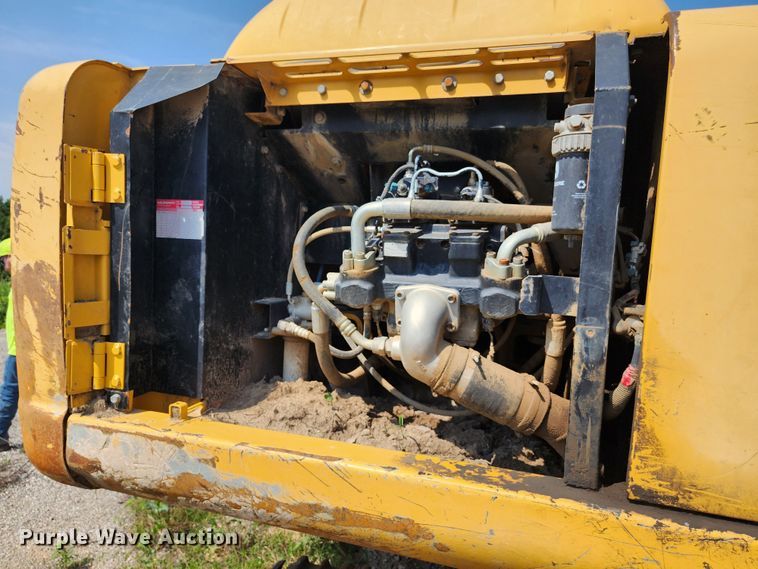 image for item LE9181 2003 John Deere 230C LC  excavator