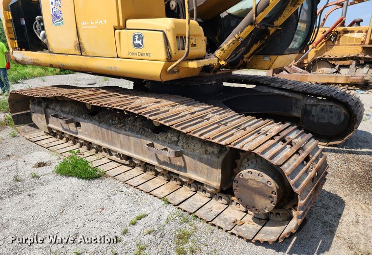 image for item LE9181 2003 John Deere 230C LC  excavator