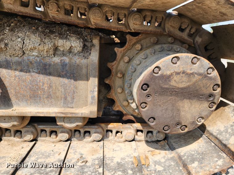 image for item LE9181 2003 John Deere 230C LC  excavator