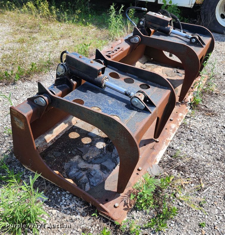image for item LE9182 86"W skid steer grapple bucket