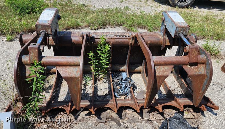 image for item LE9183 84"W skid steer grapple bucket