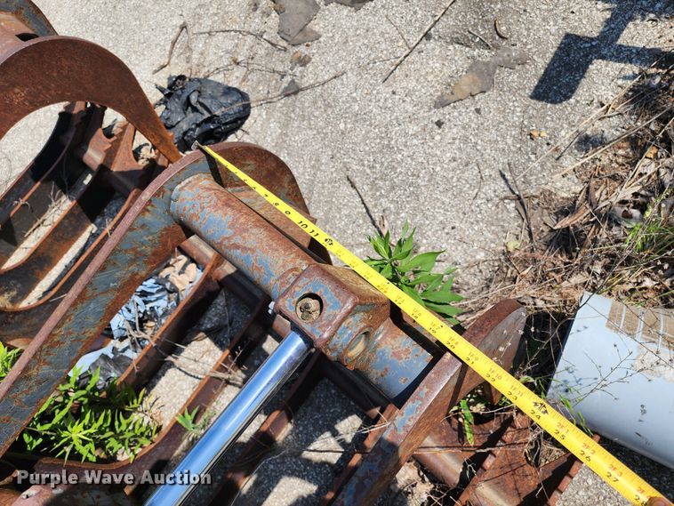 image for item LE9183 84"W skid steer grapple bucket