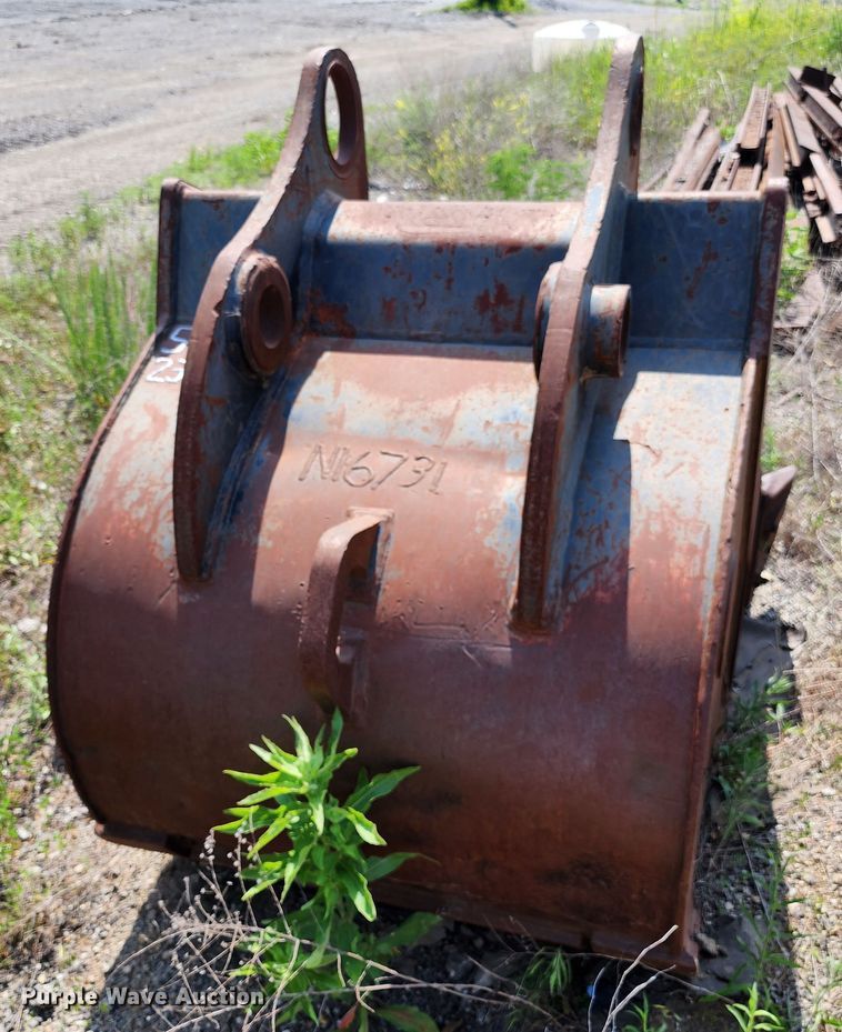 image for item LE9185 CF  48"W excavator bucket