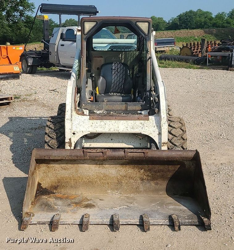 image for item LE9225 2001 Bobcat 773  skid steer loader
