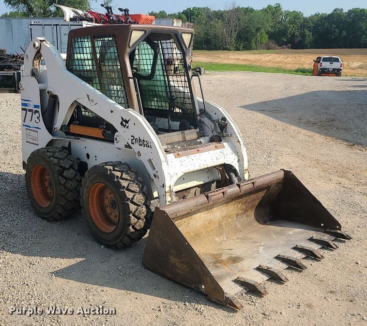 image for item LE9225 2001 Bobcat 773  skid steer loader