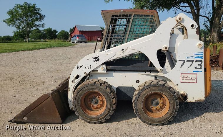 image for item LE9225 2001 Bobcat 773  skid steer loader