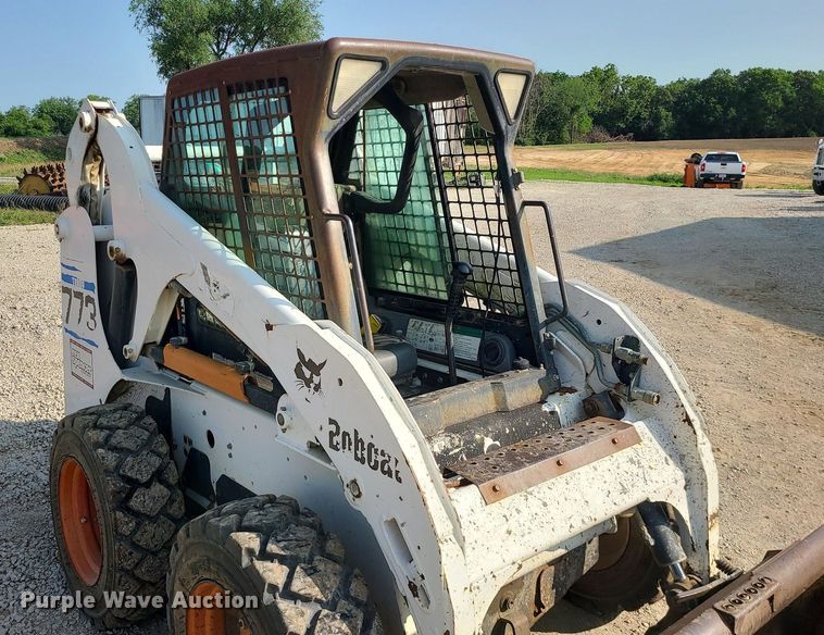 image for item LE9225 2001 Bobcat 773  skid steer loader