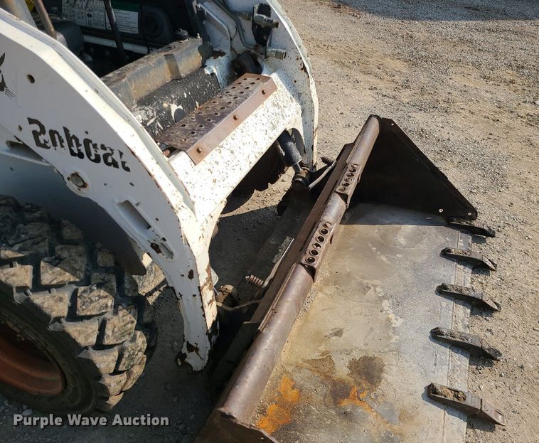 image for item LE9225 2001 Bobcat 773  skid steer loader