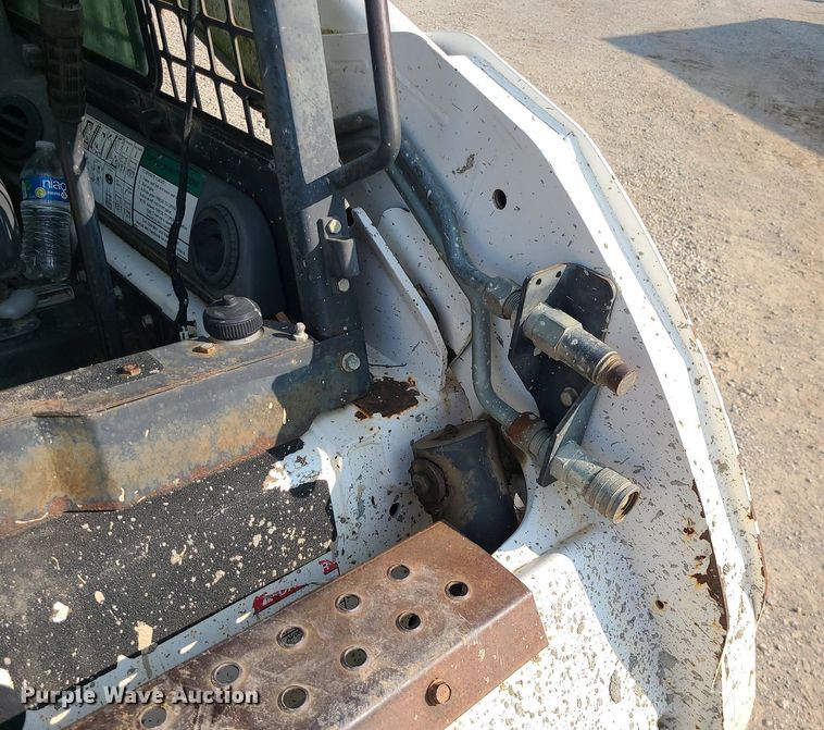 image for item LE9225 2001 Bobcat 773  skid steer loader