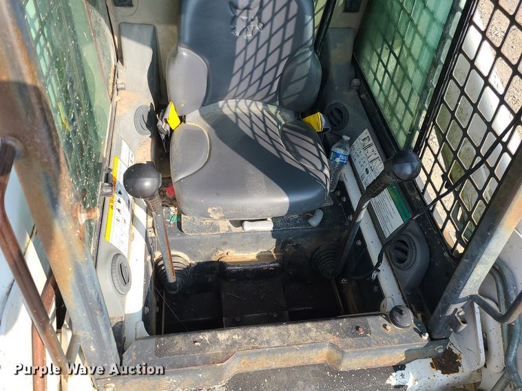 image for item LE9225 2001 Bobcat 773  skid steer loader