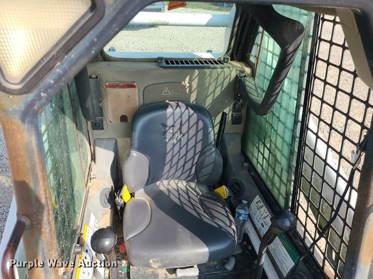 image for item LE9225 2001 Bobcat 773  skid steer loader