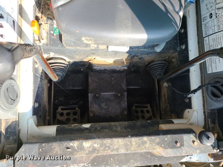 image for item LE9225 2001 Bobcat 773  skid steer loader