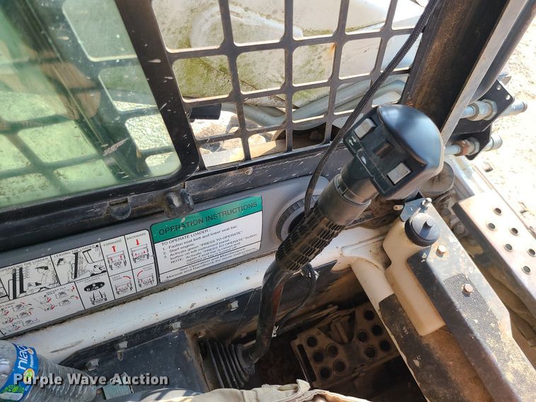 image for item LE9225 2001 Bobcat 773  skid steer loader