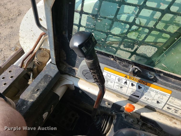 image for item LE9225 2001 Bobcat 773  skid steer loader