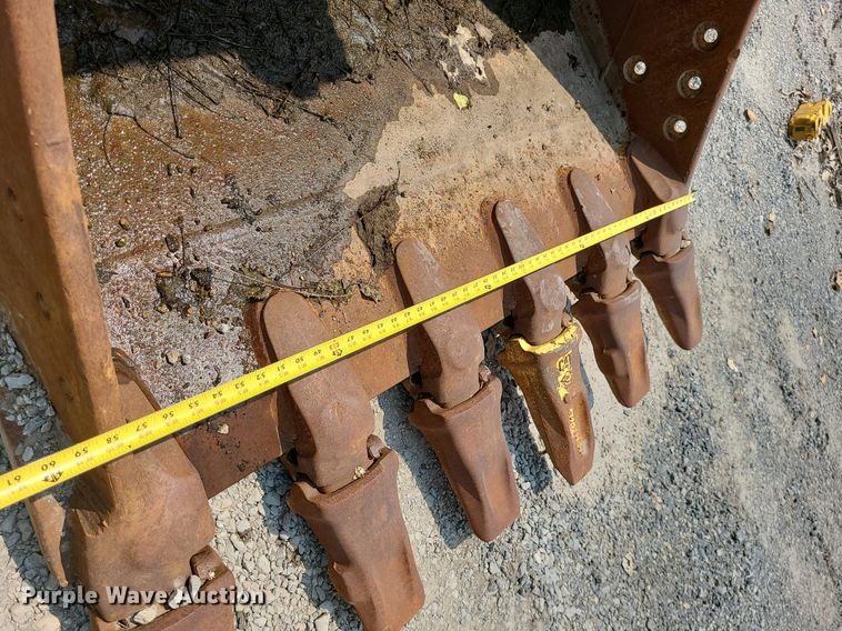 image for item LE9239 Caterpillar 330  excavator bucket