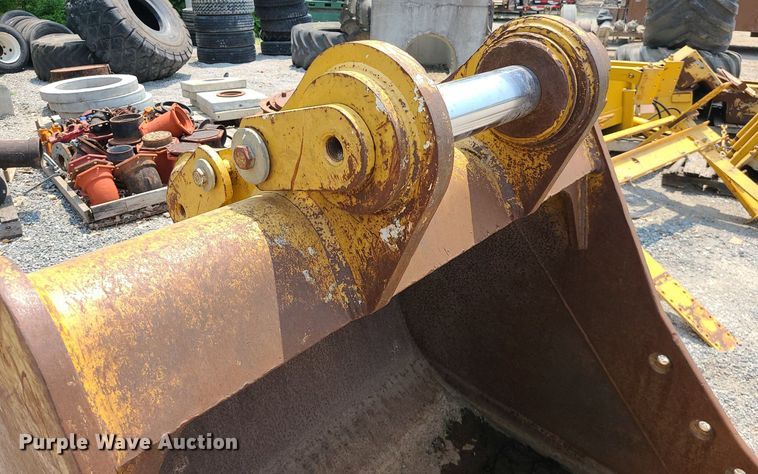 image for item LE9239 Caterpillar 330  excavator bucket