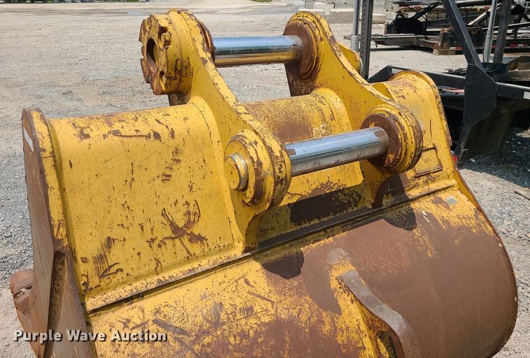 image for item LE9239 Caterpillar 330  excavator bucket