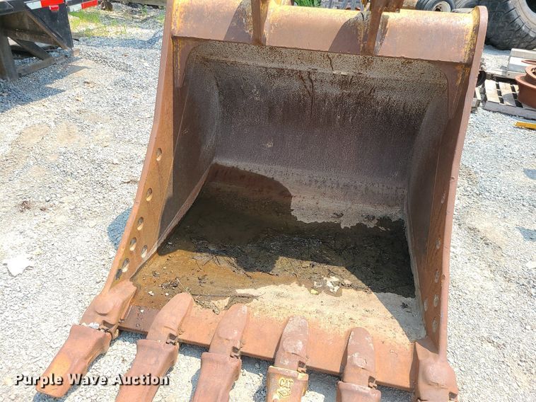 image for item LE9239 Caterpillar 330  excavator bucket